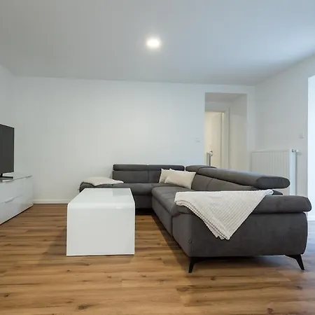 1-New Apartment 1Min From Center Apartment *